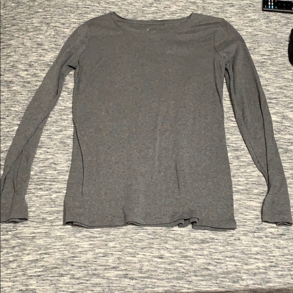 gray long sleeve shirt